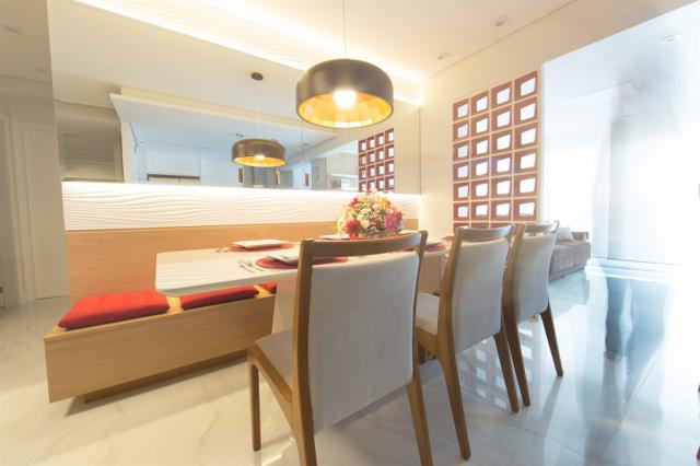 Sala de jantar integrada com divisória vazada sob medida em apartamento reformado em São Paulo