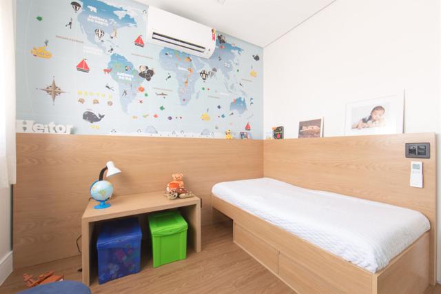 Quarto infantil planejado com nichos, marcenaria e papel de parede em apartamento reformado em São Paulo