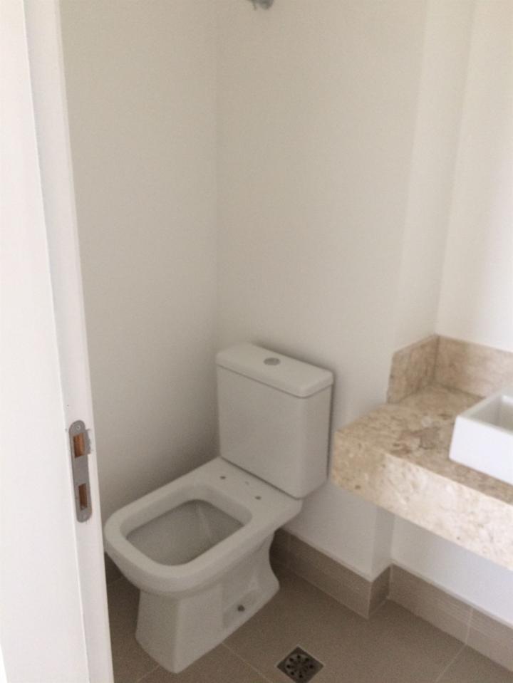 Banheiro de apartamento, antes da reforma