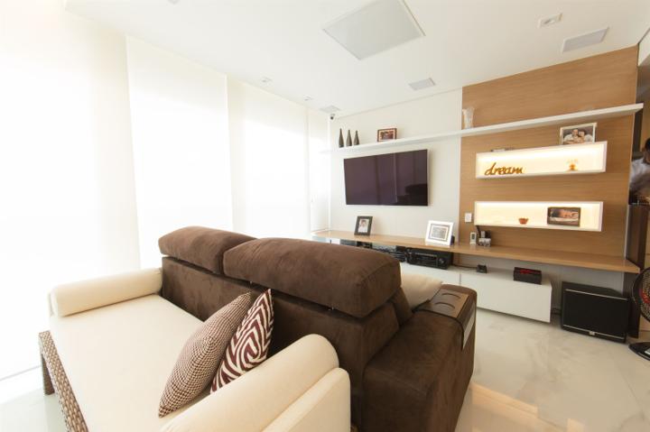Living com sofá e painel de TV planejado, depois da reforma da Path