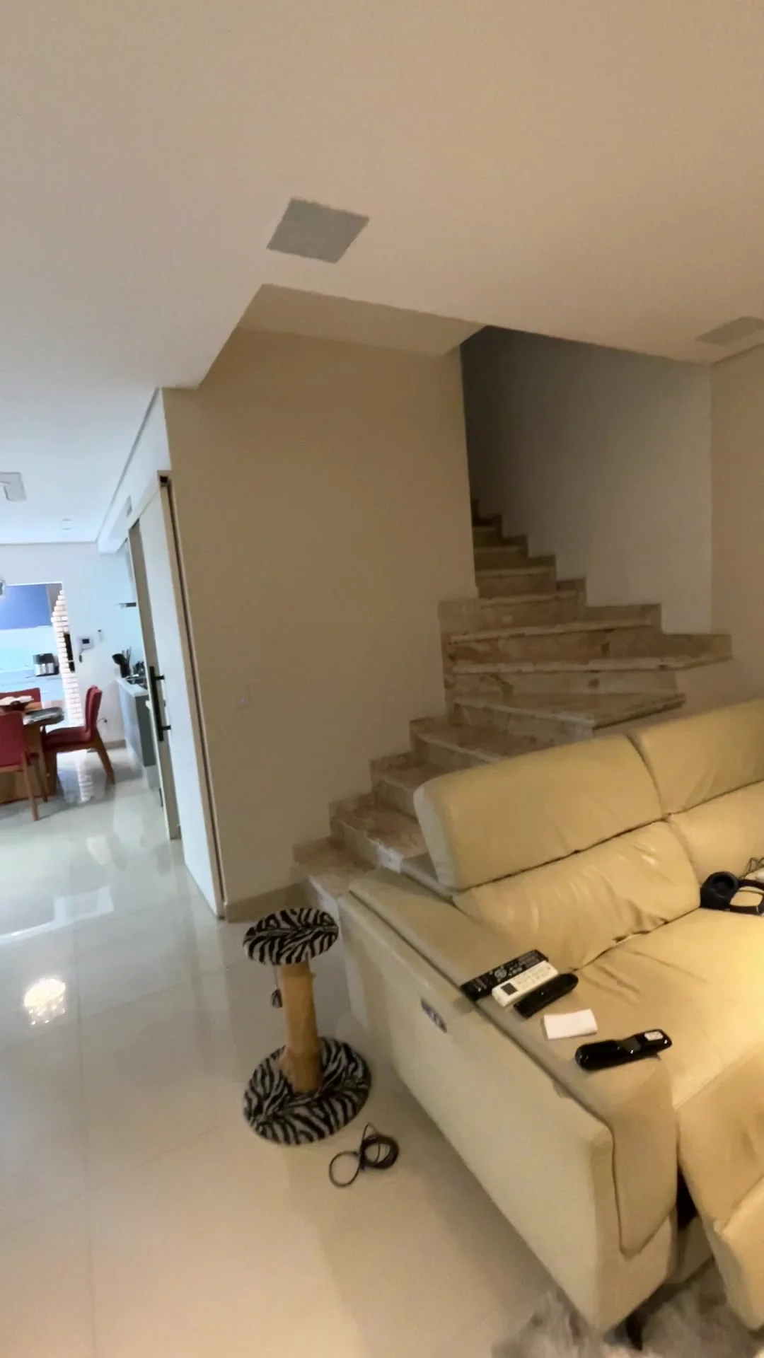 Sala e escada na situação atual